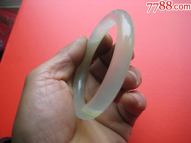 一个漂亮的玉质滑润水头不错的老岫玉手镯