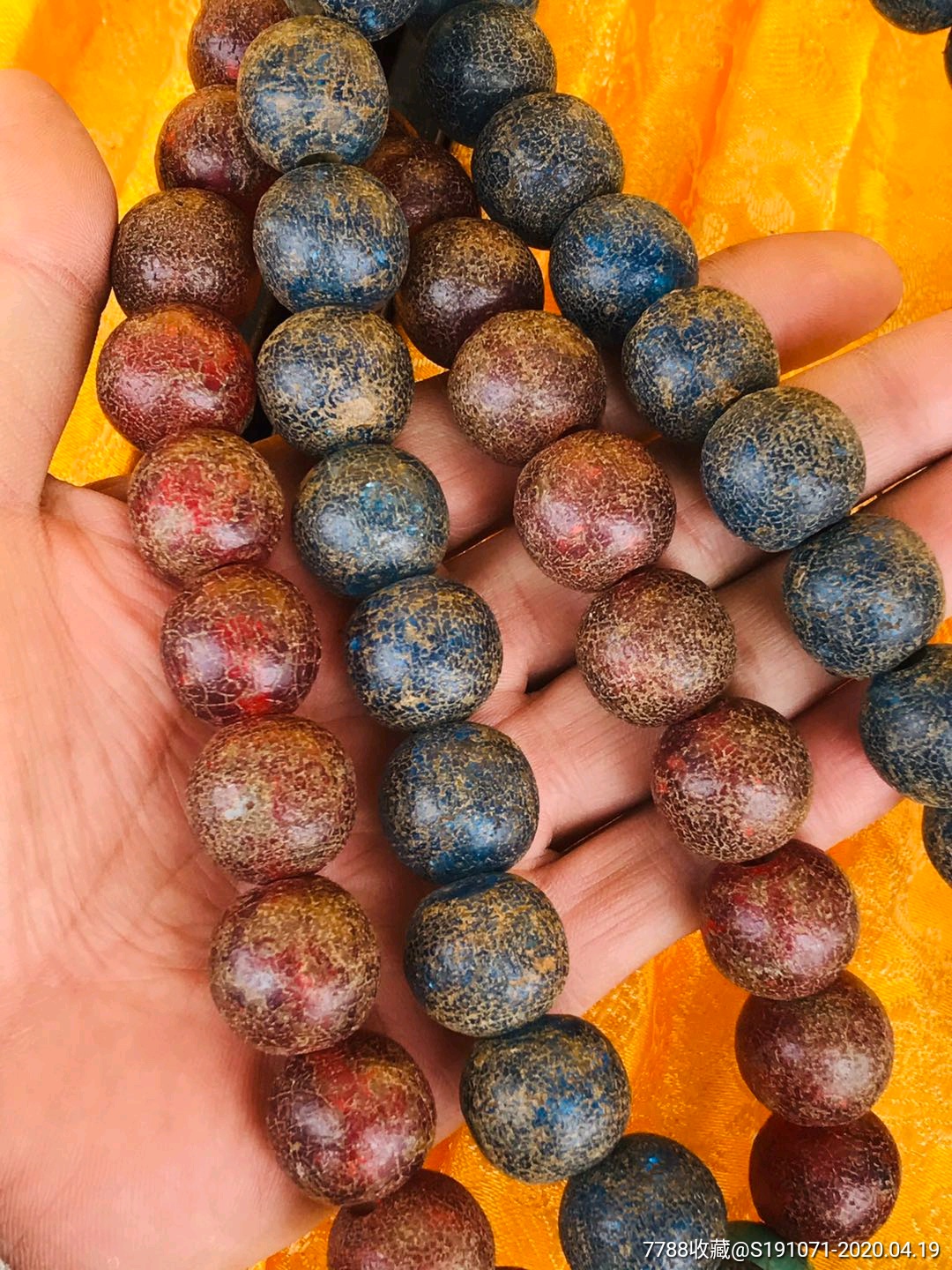 天然血珀.蓝珀朝珠,楠木漆器盒珍藏,风化明显.