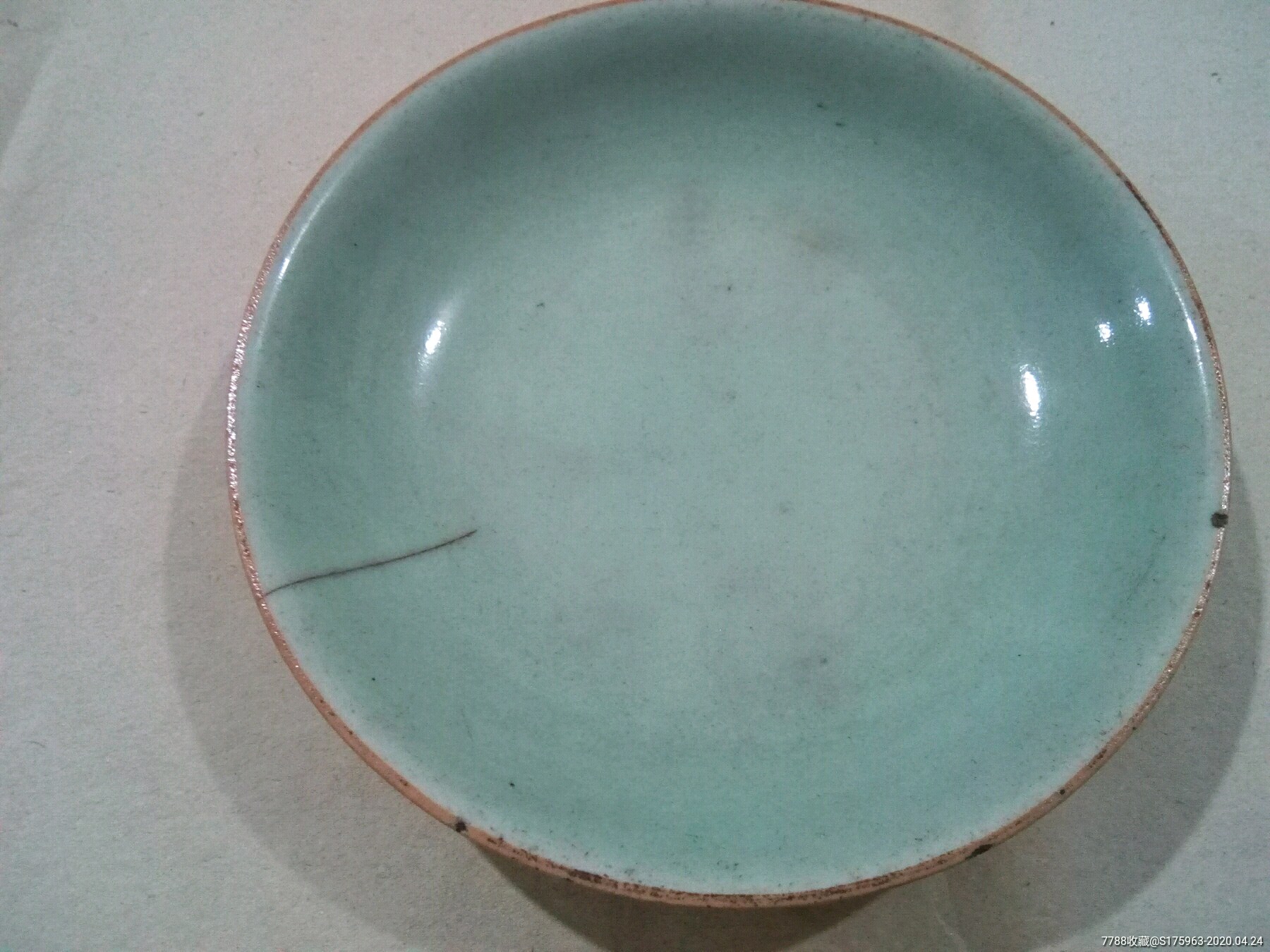 一个豆青釉盘子