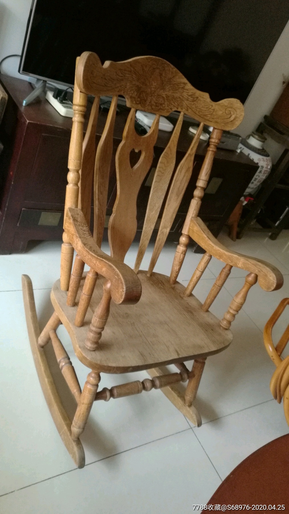 木制摇摇椅,造型漂亮,坐着舒适,结实耐用,可用可藏