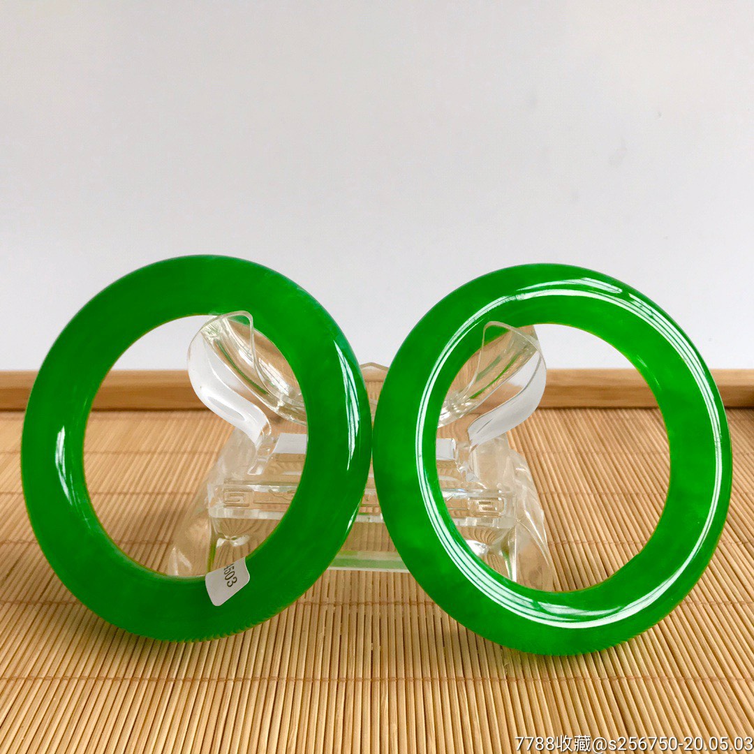 超冰帝王绿翡翠手镯一对,玉质通透水头十足起莹光,颜色鲜艳