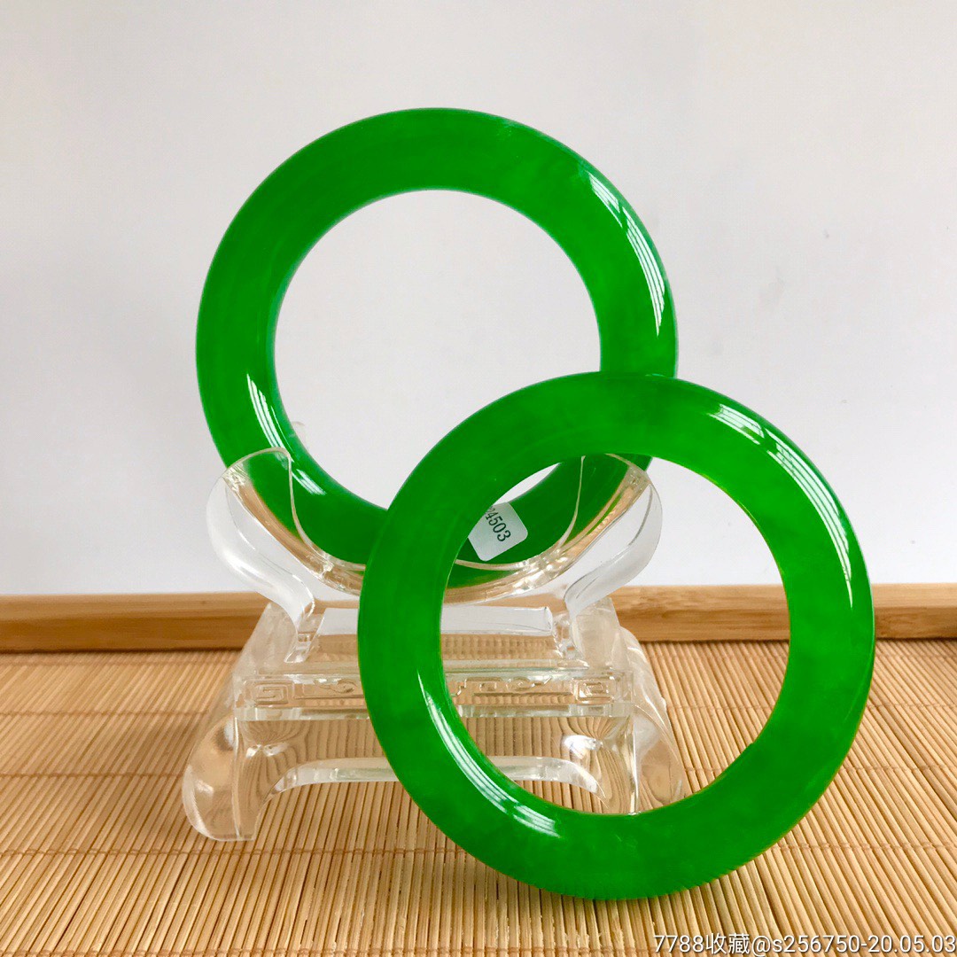 超冰帝王绿翡翠手镯一对,玉质通透水头十足起莹光,颜色鲜艳_价格4800.