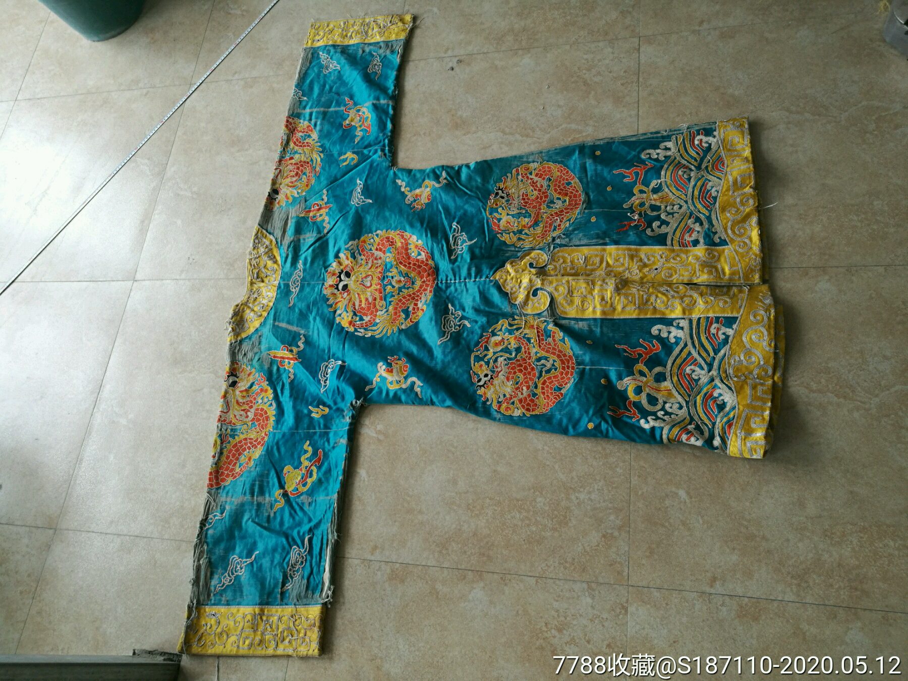 蓝绸子上绣红色五爪团龙龙袍
