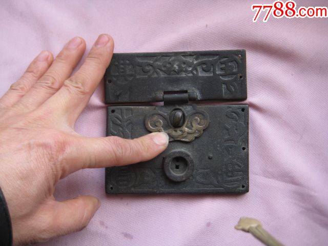 一个保存完好的古代牛皮箱白铜锁扣