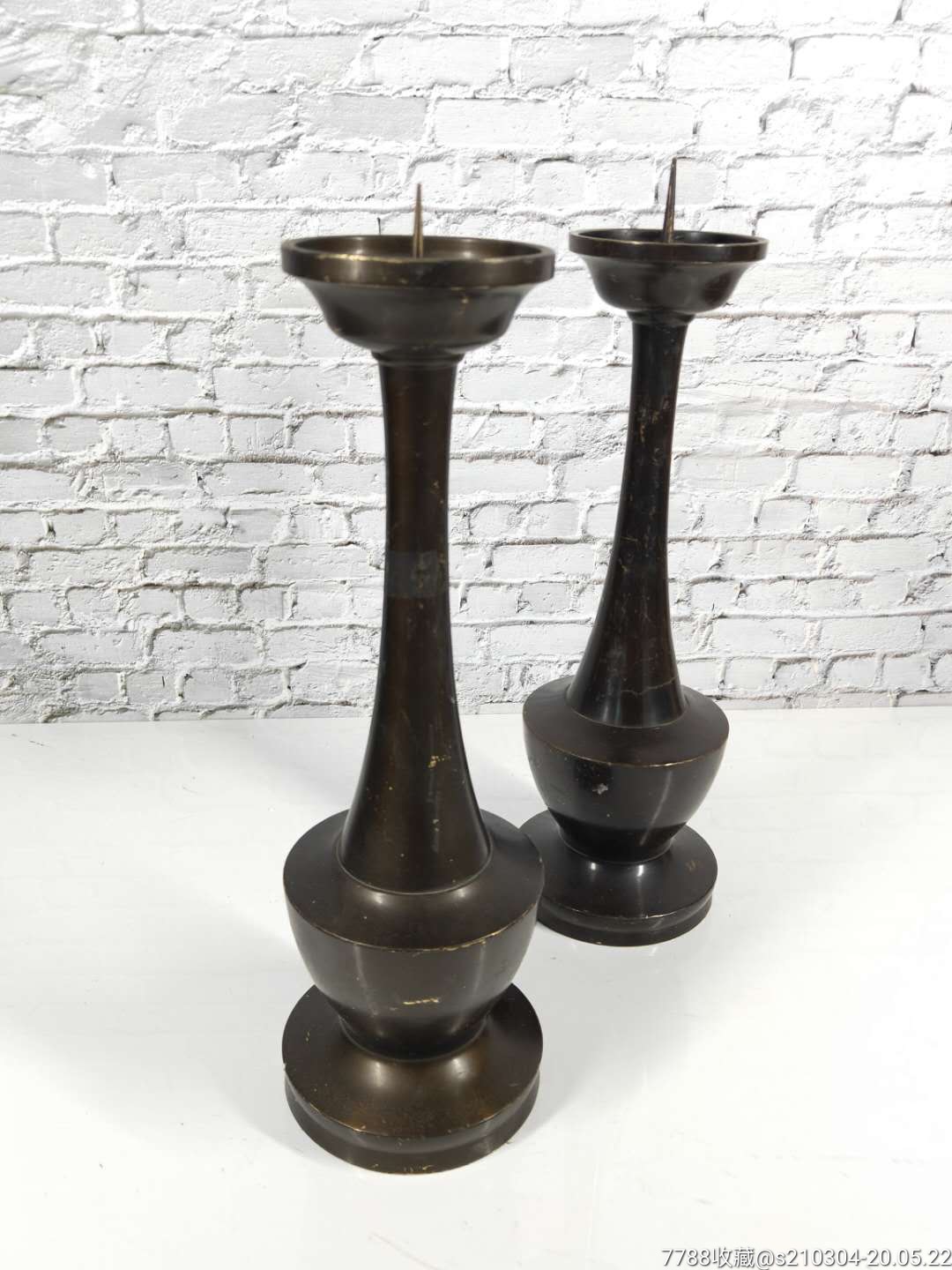 老紫铜蜡台一对,纯手工制作造型独特,构思巧妙.包浆自然,保存完好