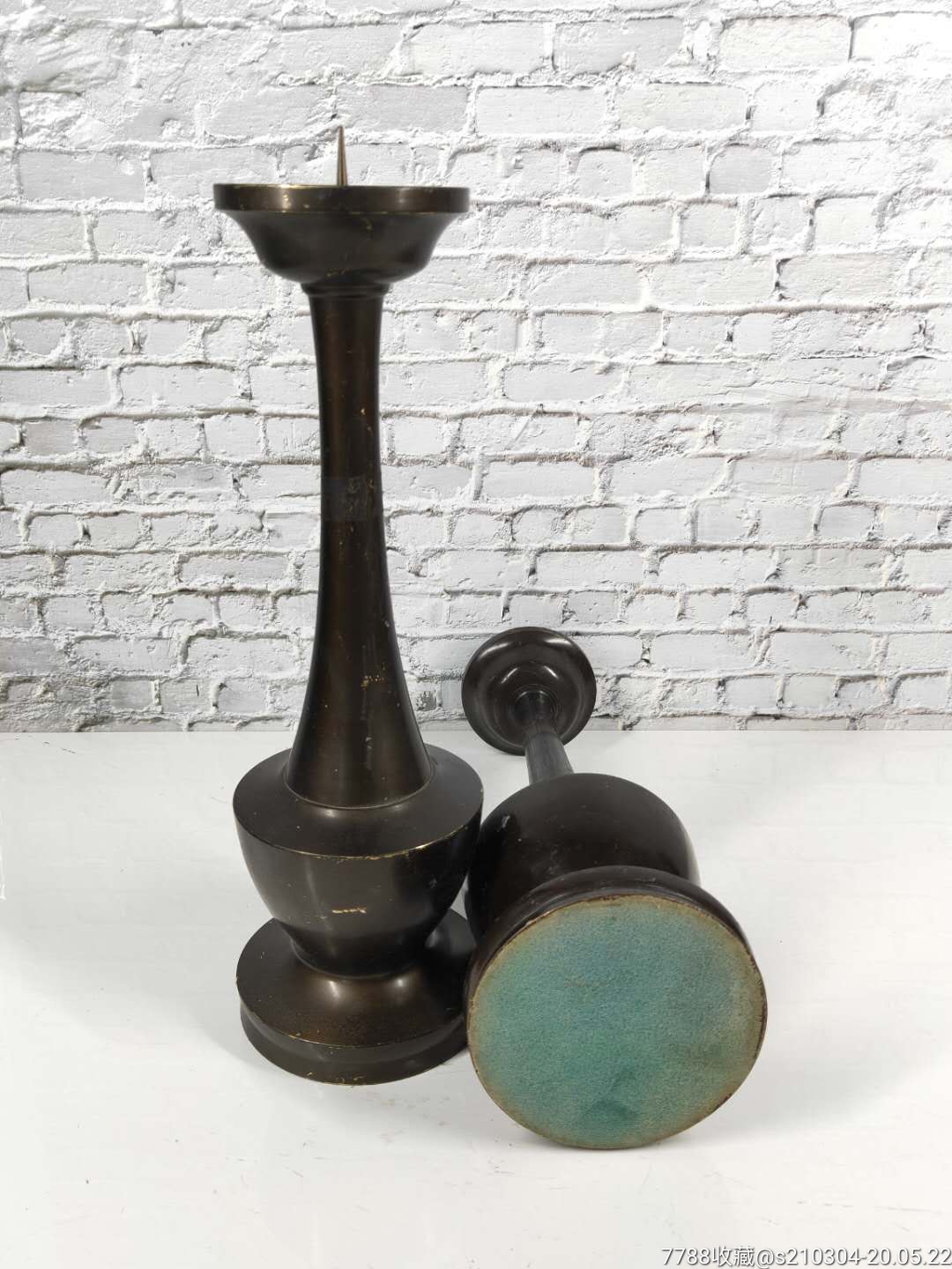 老紫铜蜡台一对,纯手工制作造型独特,构思巧妙.包浆自然,保存完好
