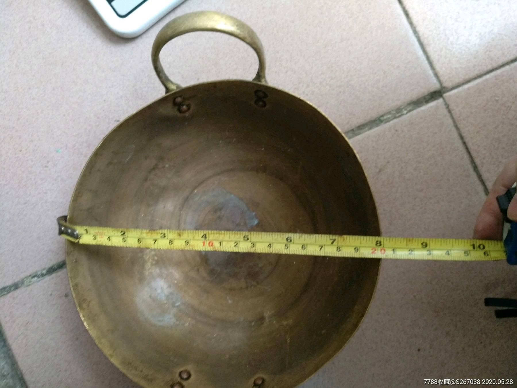 老铜锅一个,挺厚重的