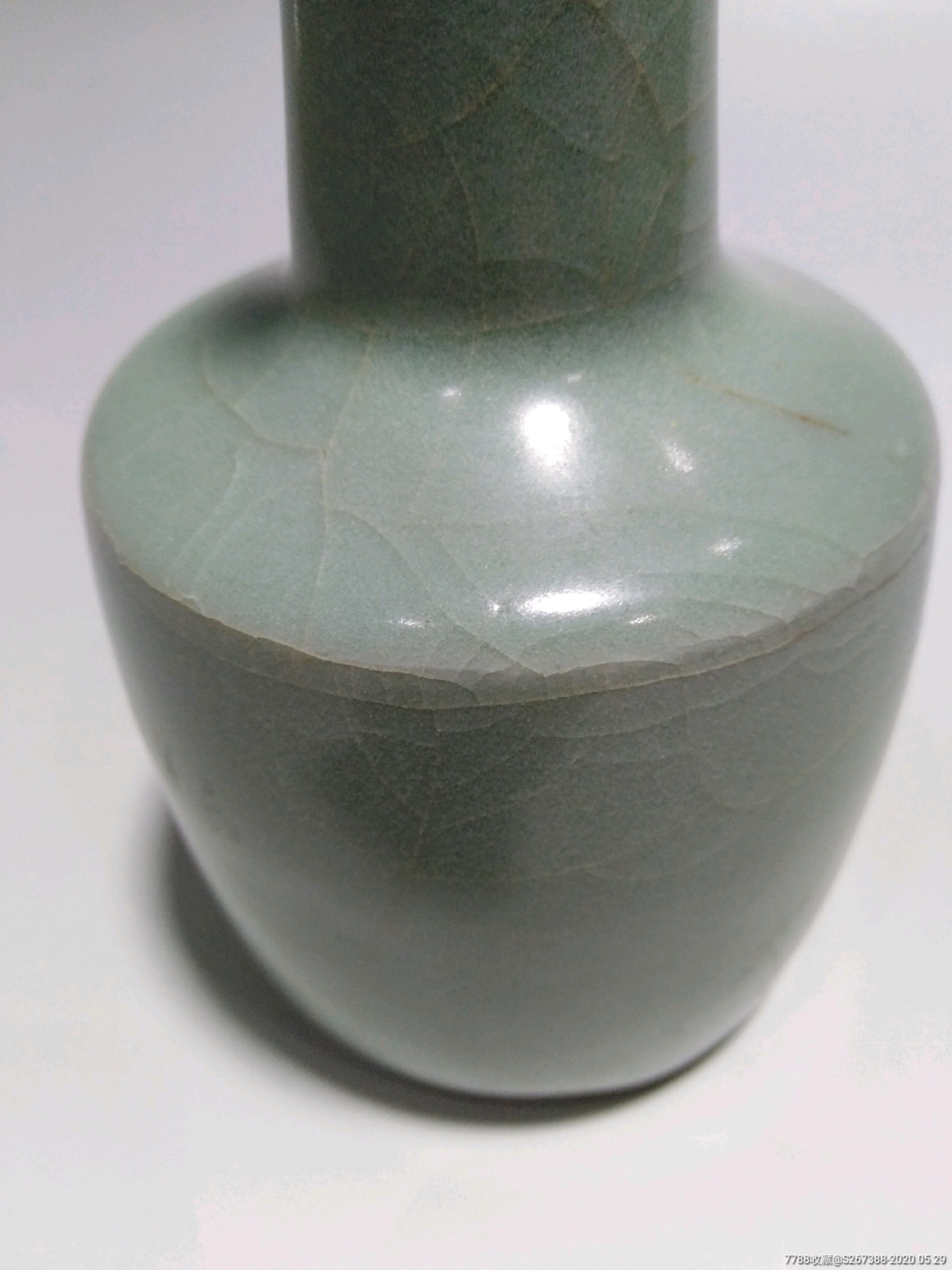 南宋官窑粉青釉纸槌瓶