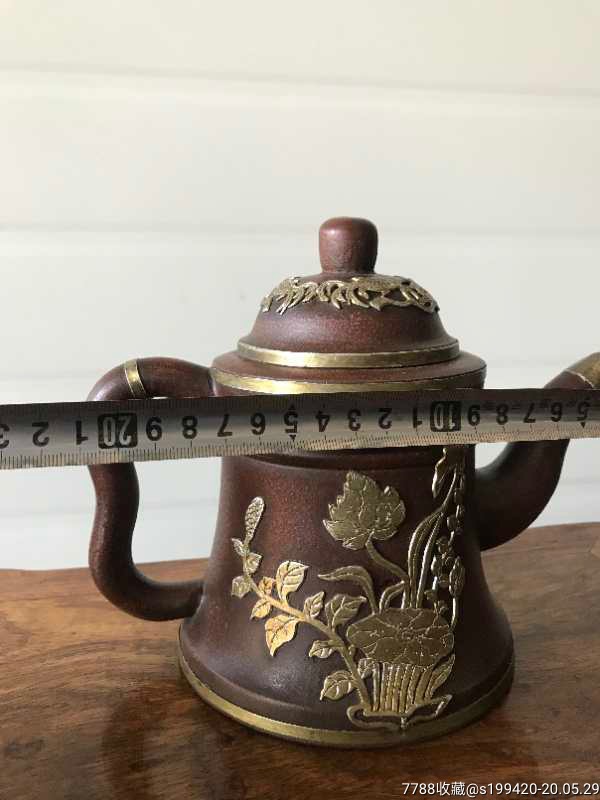 杨彭年款,外包银紫砂壶.做工精细,器型完美,全品无损.