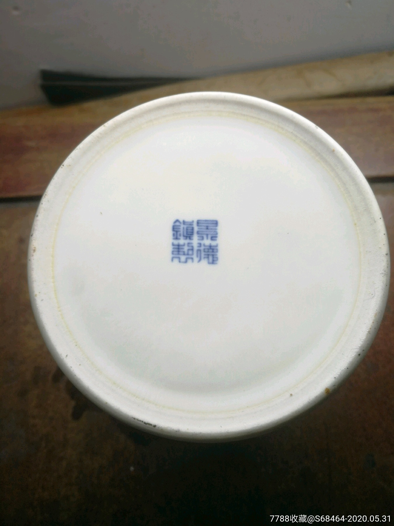 景德镇制款口径10.4厘米高13厘米梧桐山水青花笔筒一个.重近0.8斤.