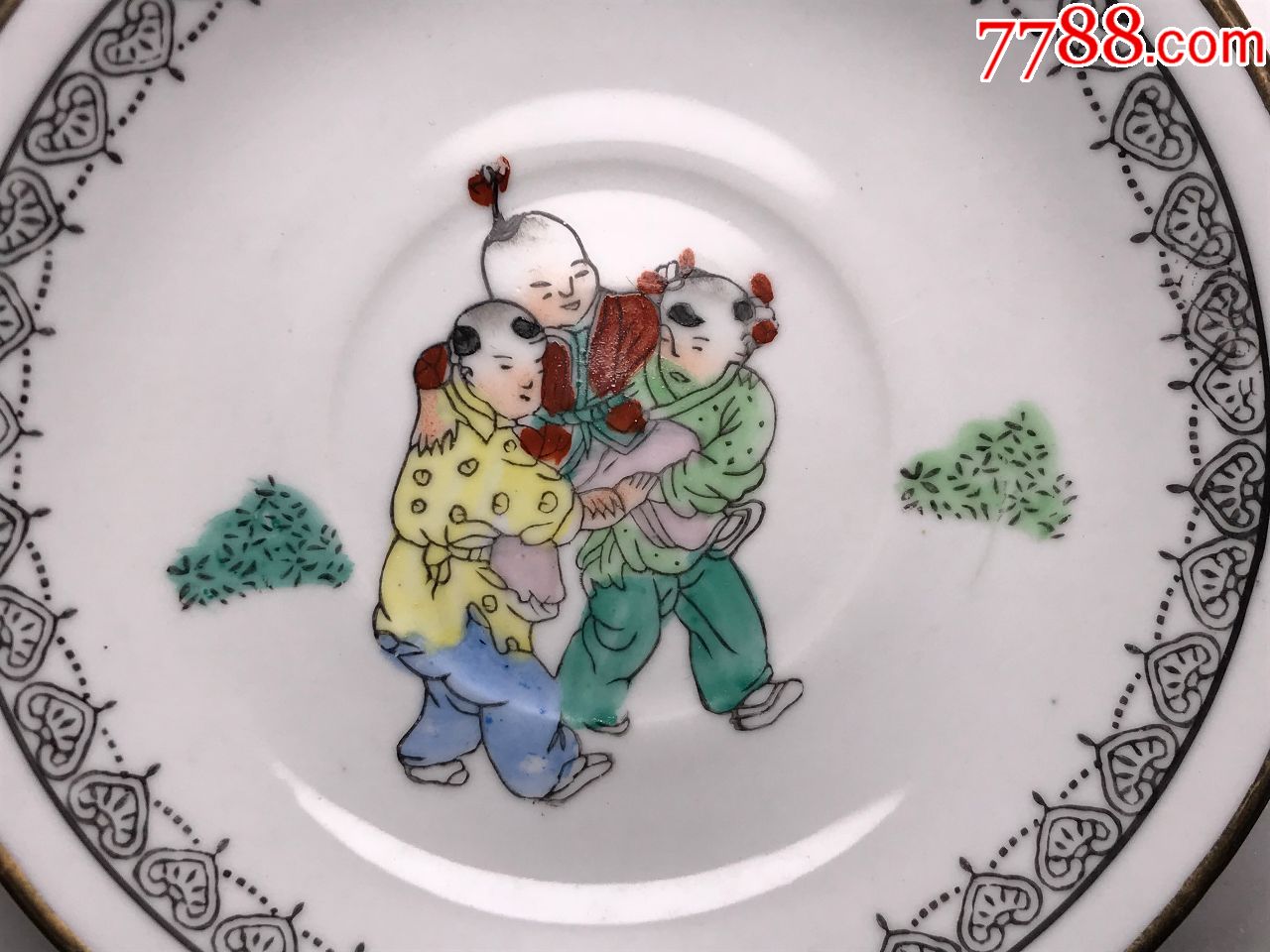 一对七八十年代粉彩婴戏图碟子