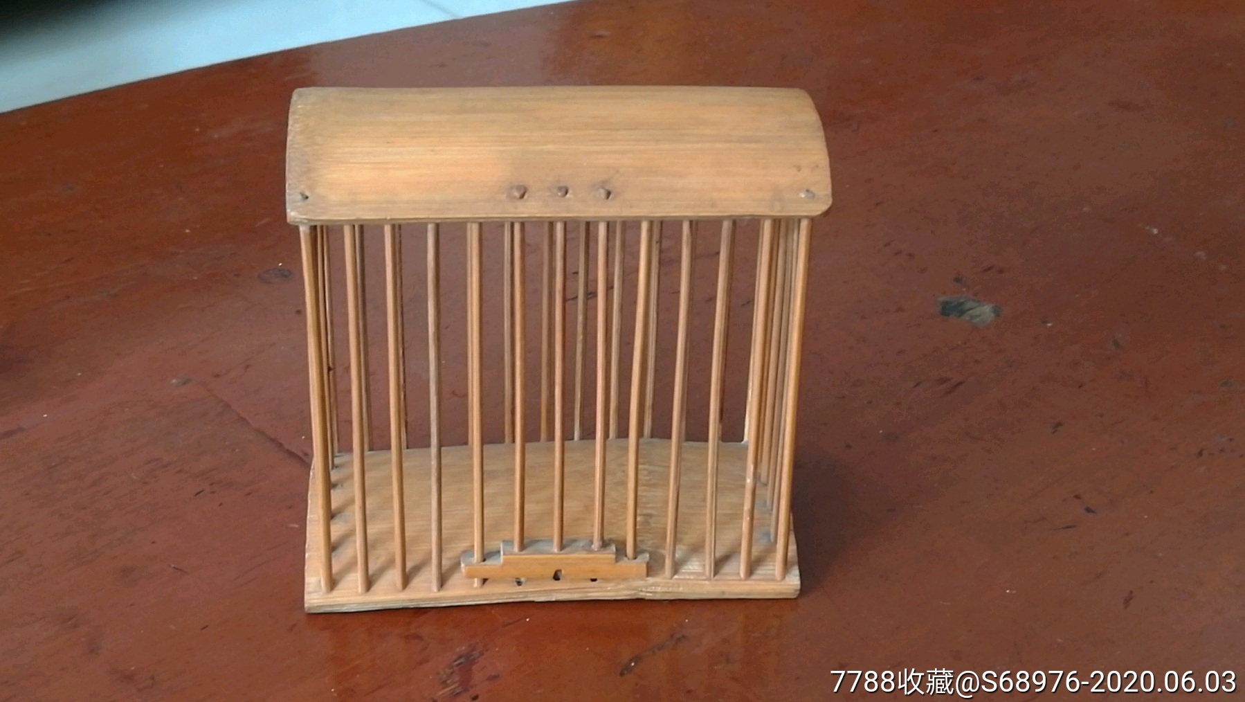 虫具收藏,竹制蝈蝈笼,尺寸为9x5x9cm,使用正常,可用可