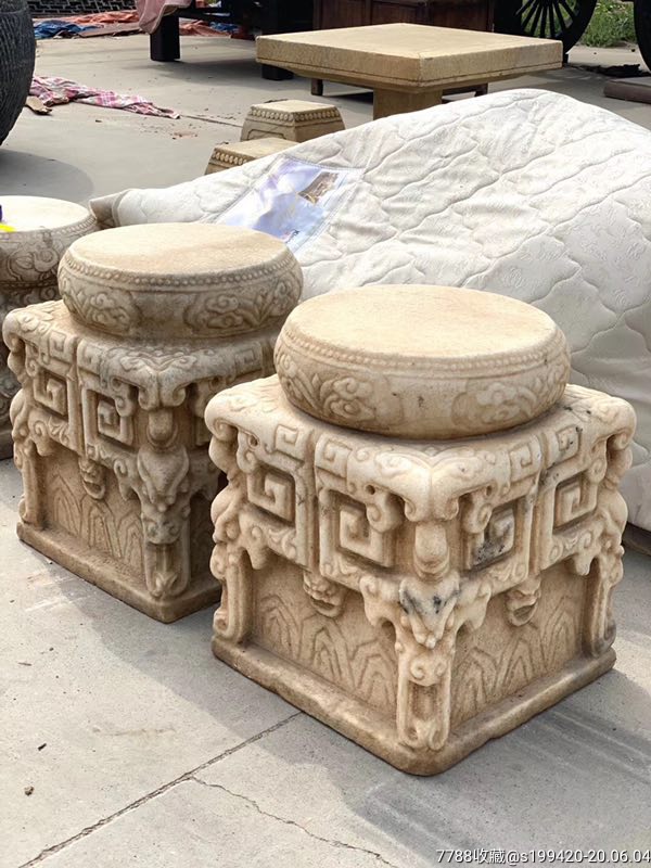 汉白玉石墩一对,天圆地方,满工雕刻,雕刻精细,品相完好,包浆厚重.