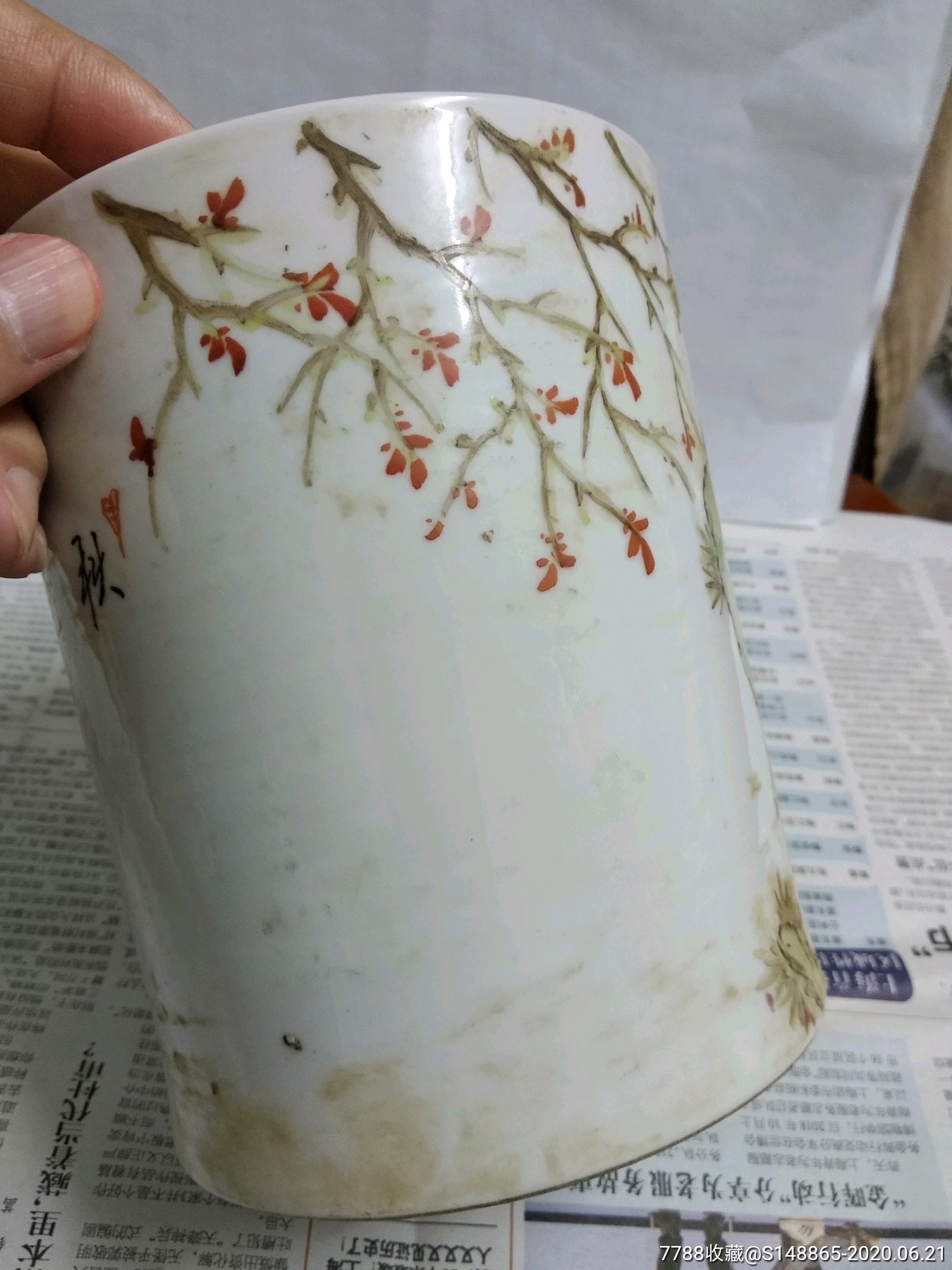 晚清民国时期,瓷画名家雷洪章,花鸟浅降彩笔筒一个.