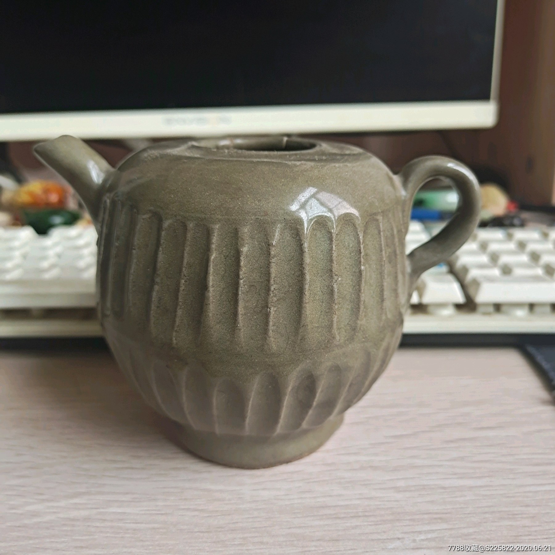 明代龙泉窑茶壶一把