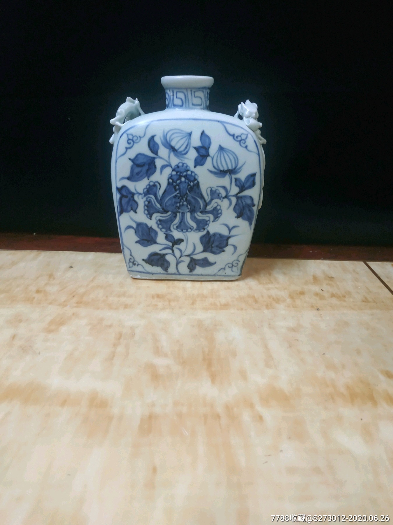 元青花穿带小扁瓶