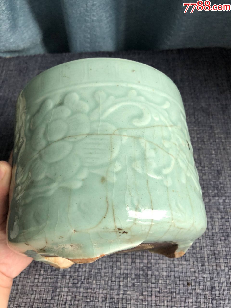 清代·龙泉青瓷豆青釉暗花三足大香炉