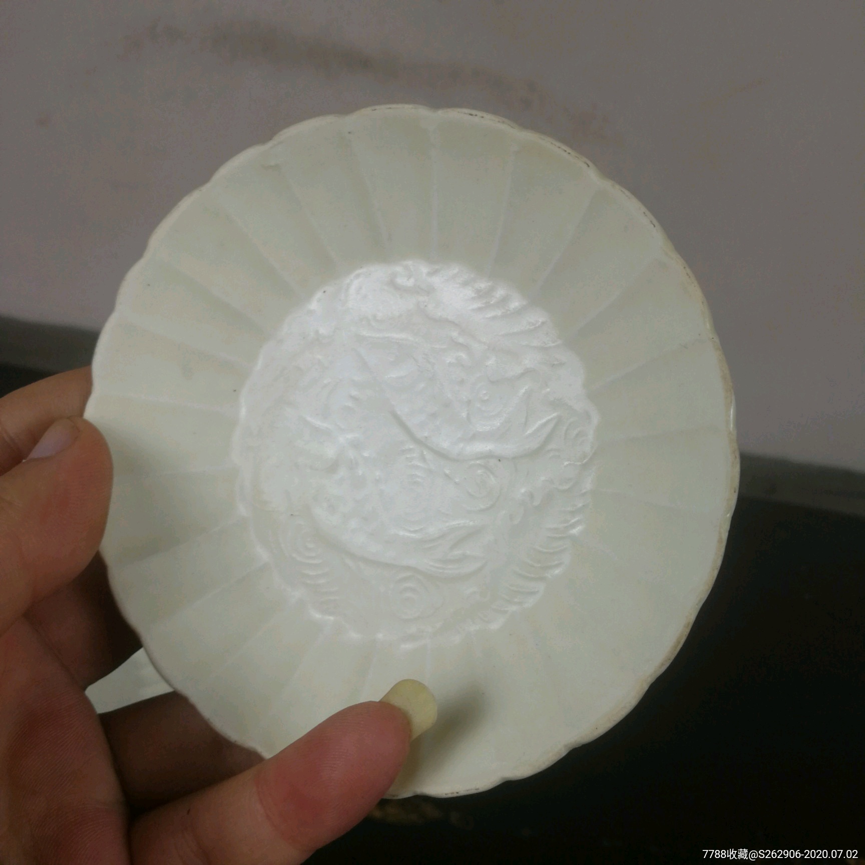 定窑白釉双鱼菊瓣盘古玩老窑瓷器刻花双鱼小碟一对