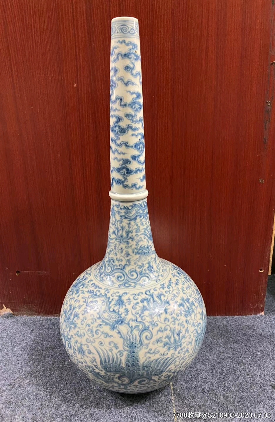 明代青花凤穿牡丹长颈瓶