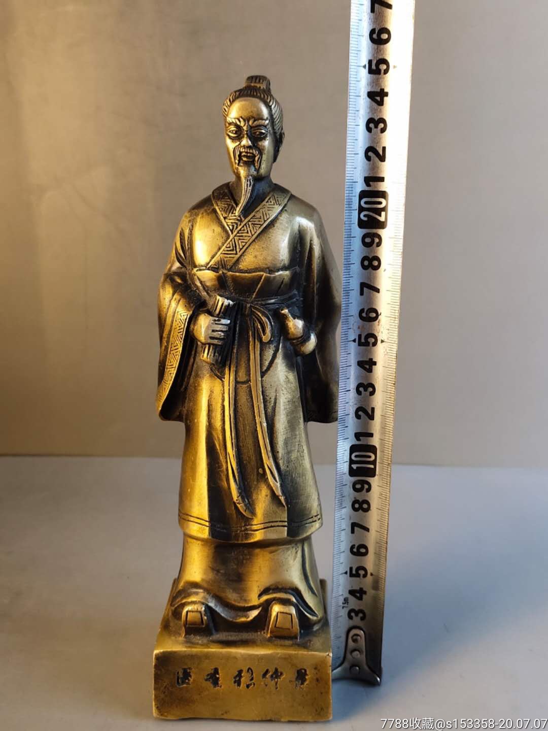 中医供奉多年的医圣张仲景铜像