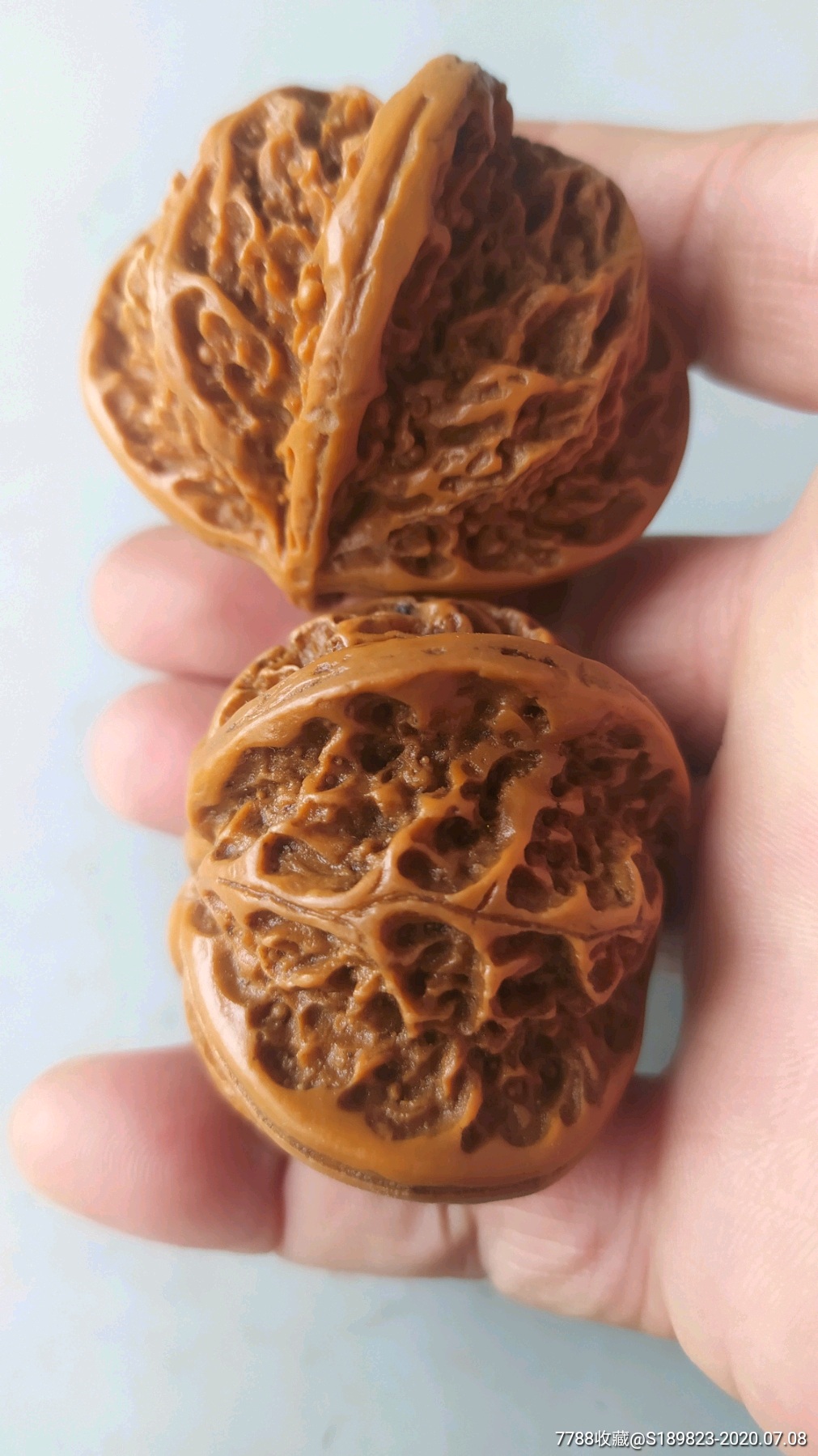 一对核桃手把件