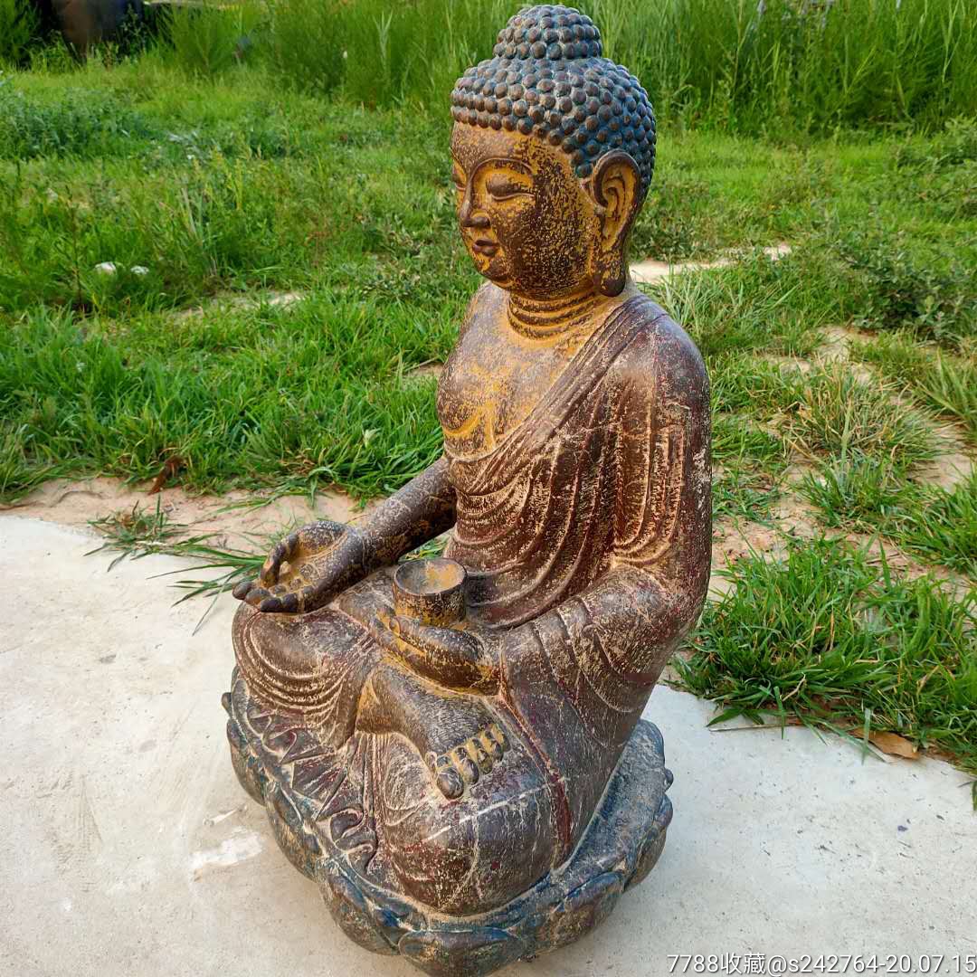 青石佛像一尊,开脸慈祥,待有缘人供奉.