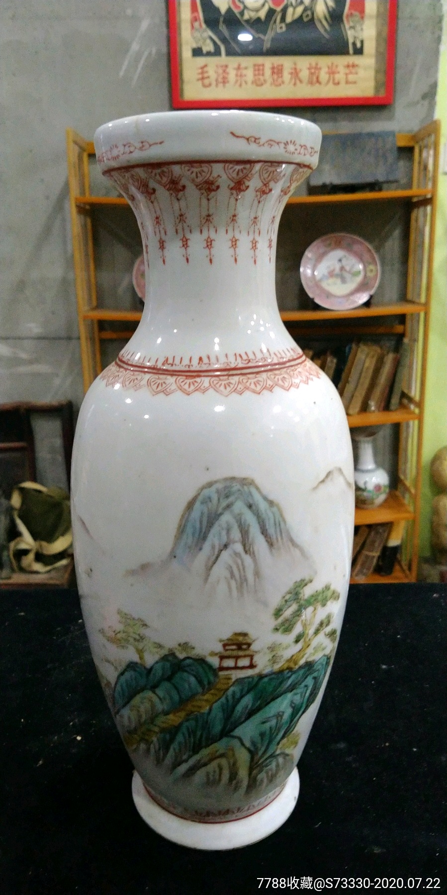 80年代,景德镇艺术瓷厂出品,粉彩手绘山水花瓶,口有条小线