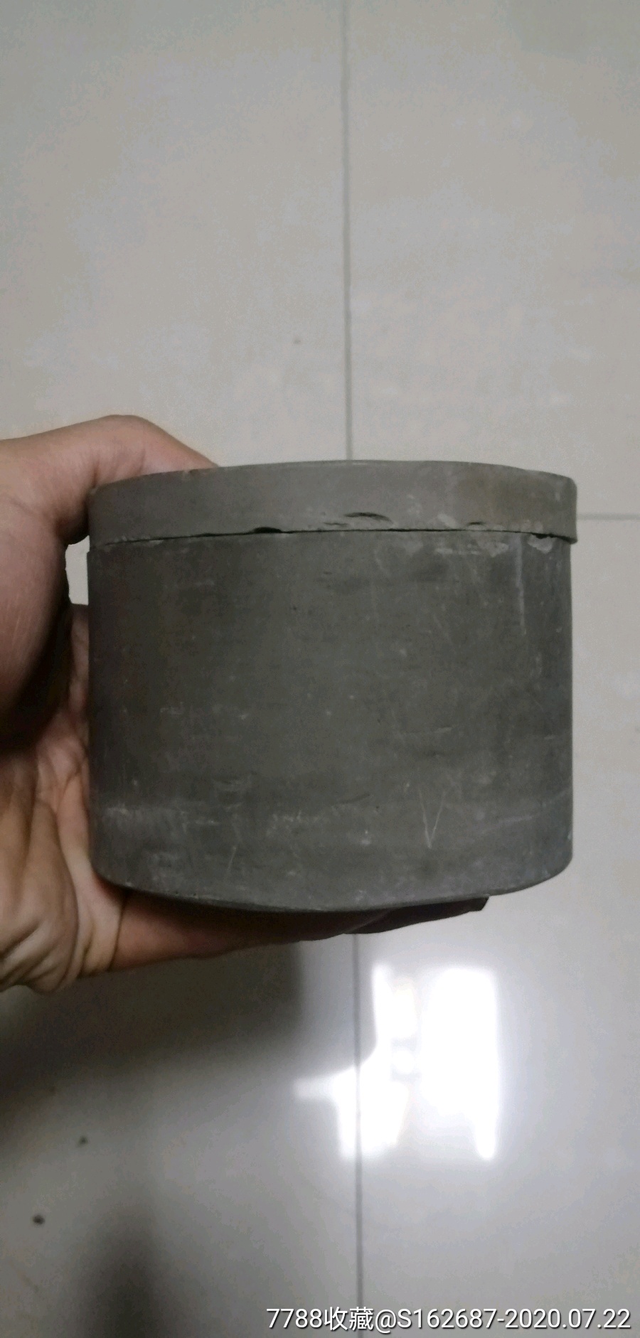 陶质蛐蛐罐一只,底带款,边沿口沿有多处飞皮如图,手慢无