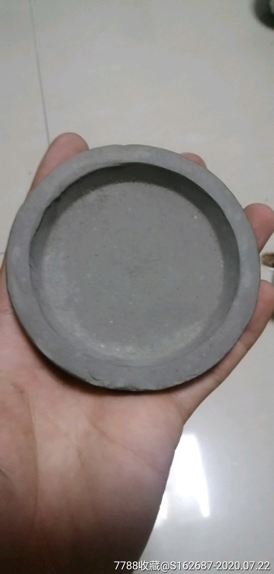 陶质蛐蛐罐一只,底带款,边沿口沿有多处飞皮如图,手慢无