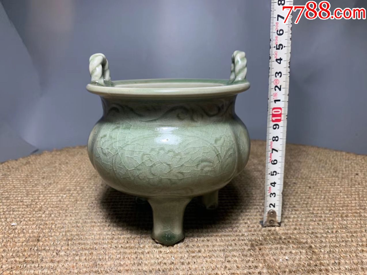 龙泉青瓷豆青釉双耳三足香炉
