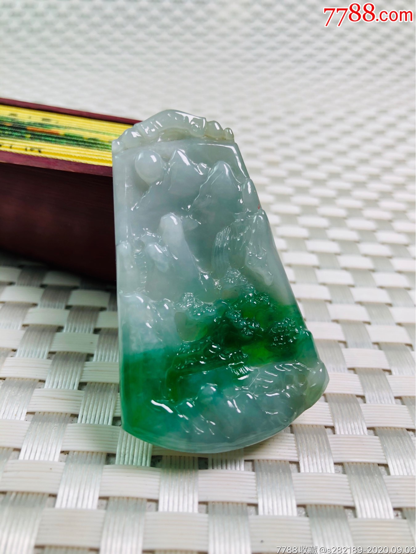 天然翡翠飘浓阳绿山水吊坠