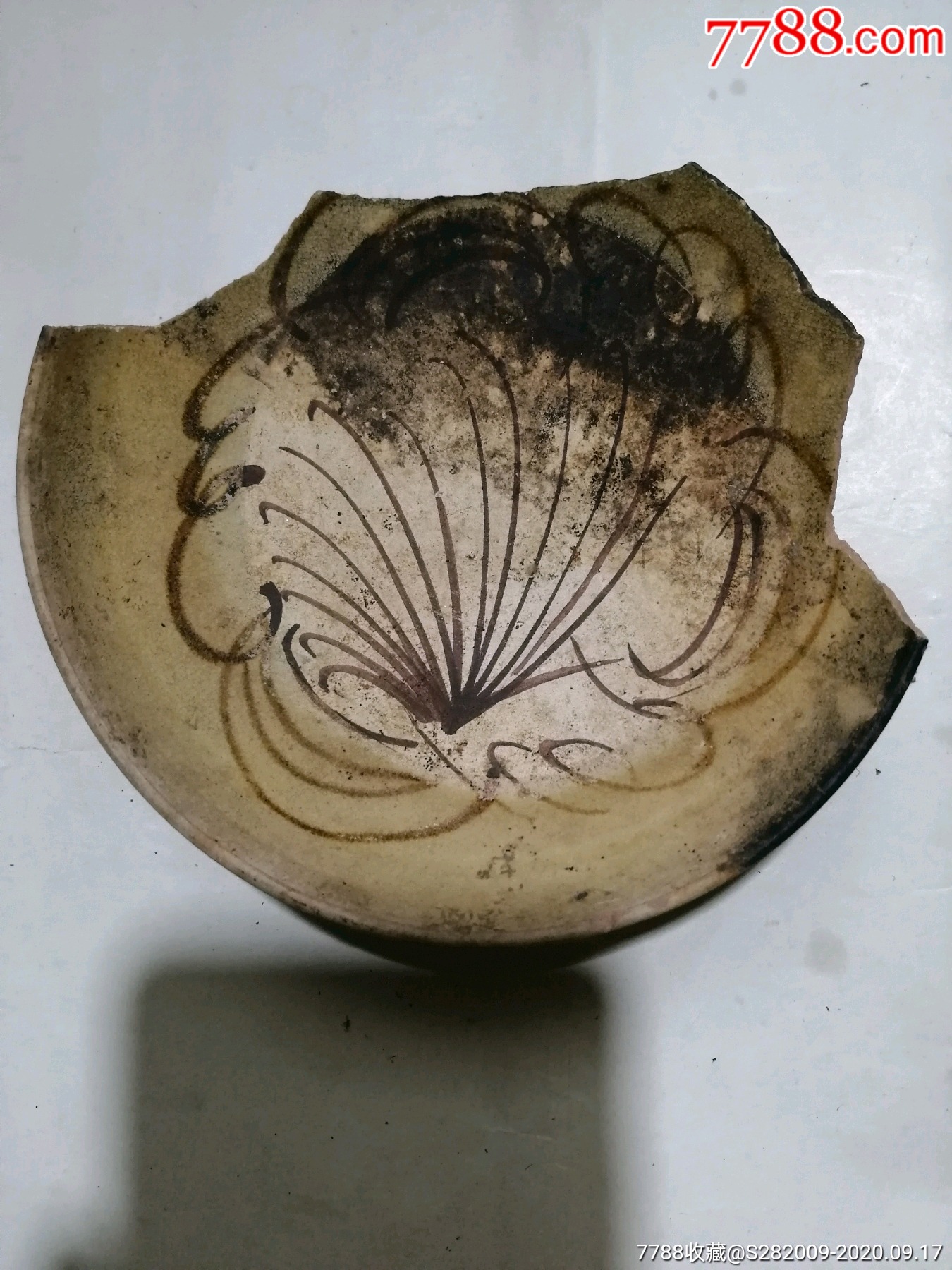 唐代长沙窑褐彩画花小盘