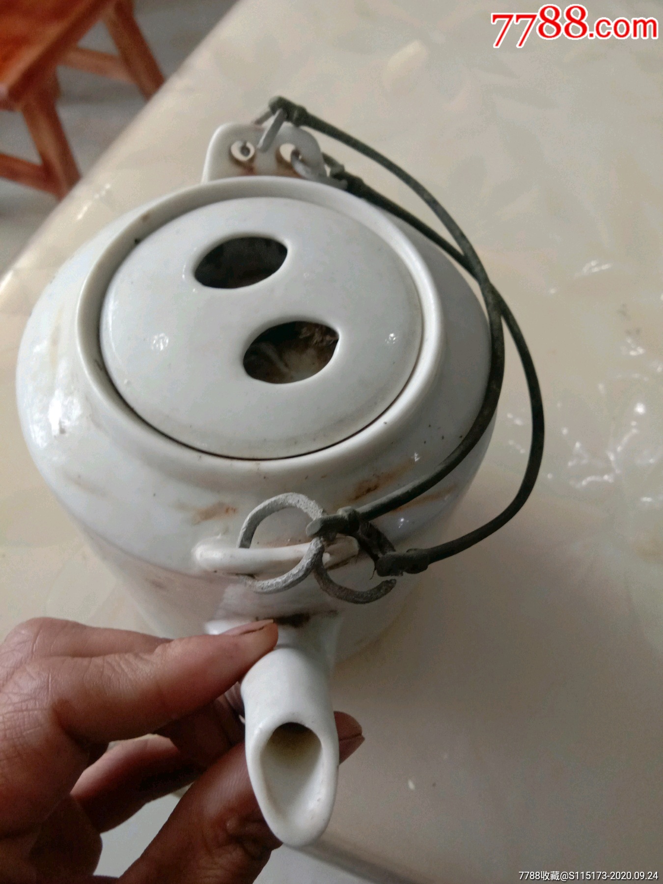 70年代末北方窑口孔雀图案提梁壶