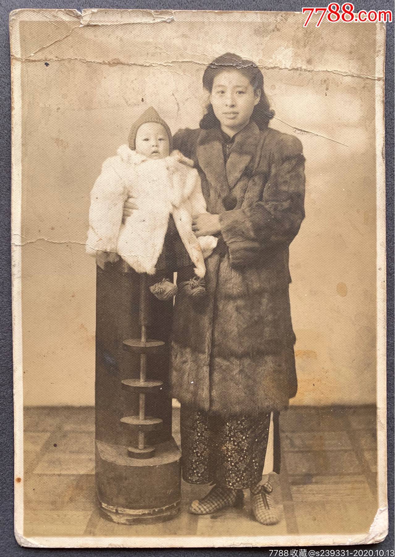 民国时期相馆布景年轻妈妈与婴孩合影银盐老照片一张