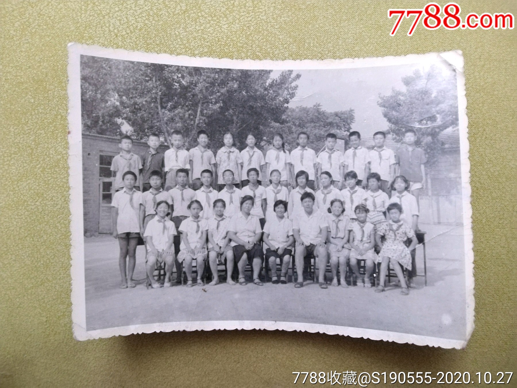 7080年代戴红领巾的小学生小学校园师生合影留念