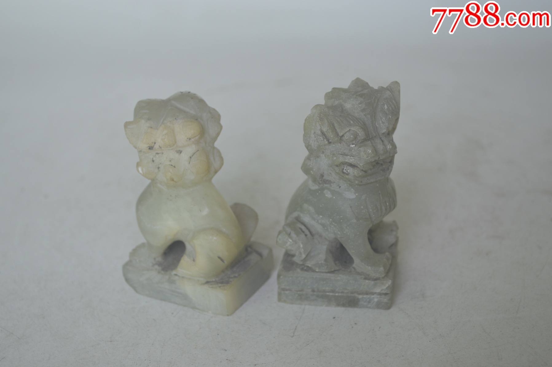 两只玉石狮子