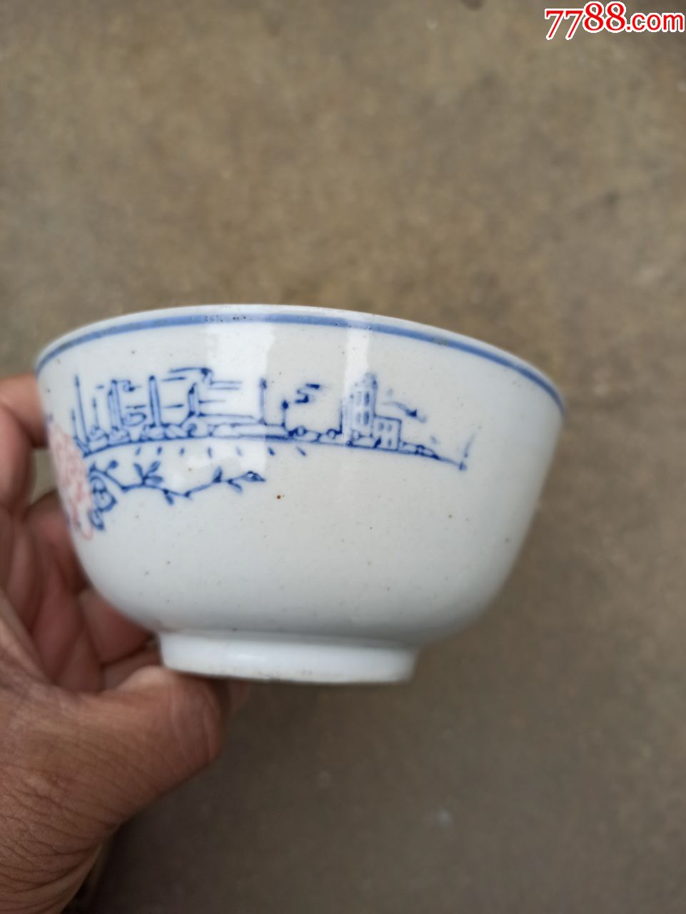 六七十年代的瓷器碗,口径12厘米,口有个小磕,其余完好