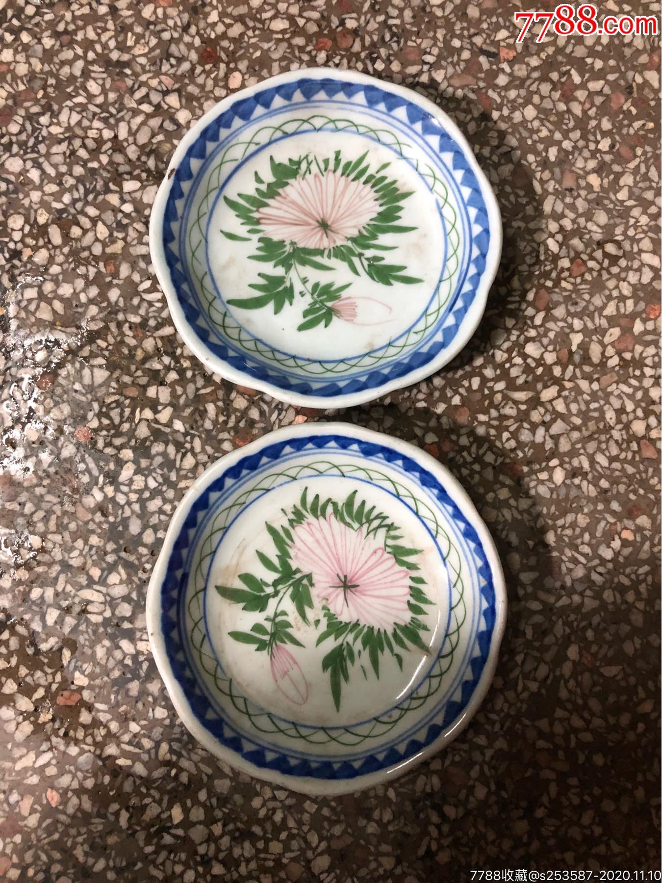 清末釉下彩花纹盘一对