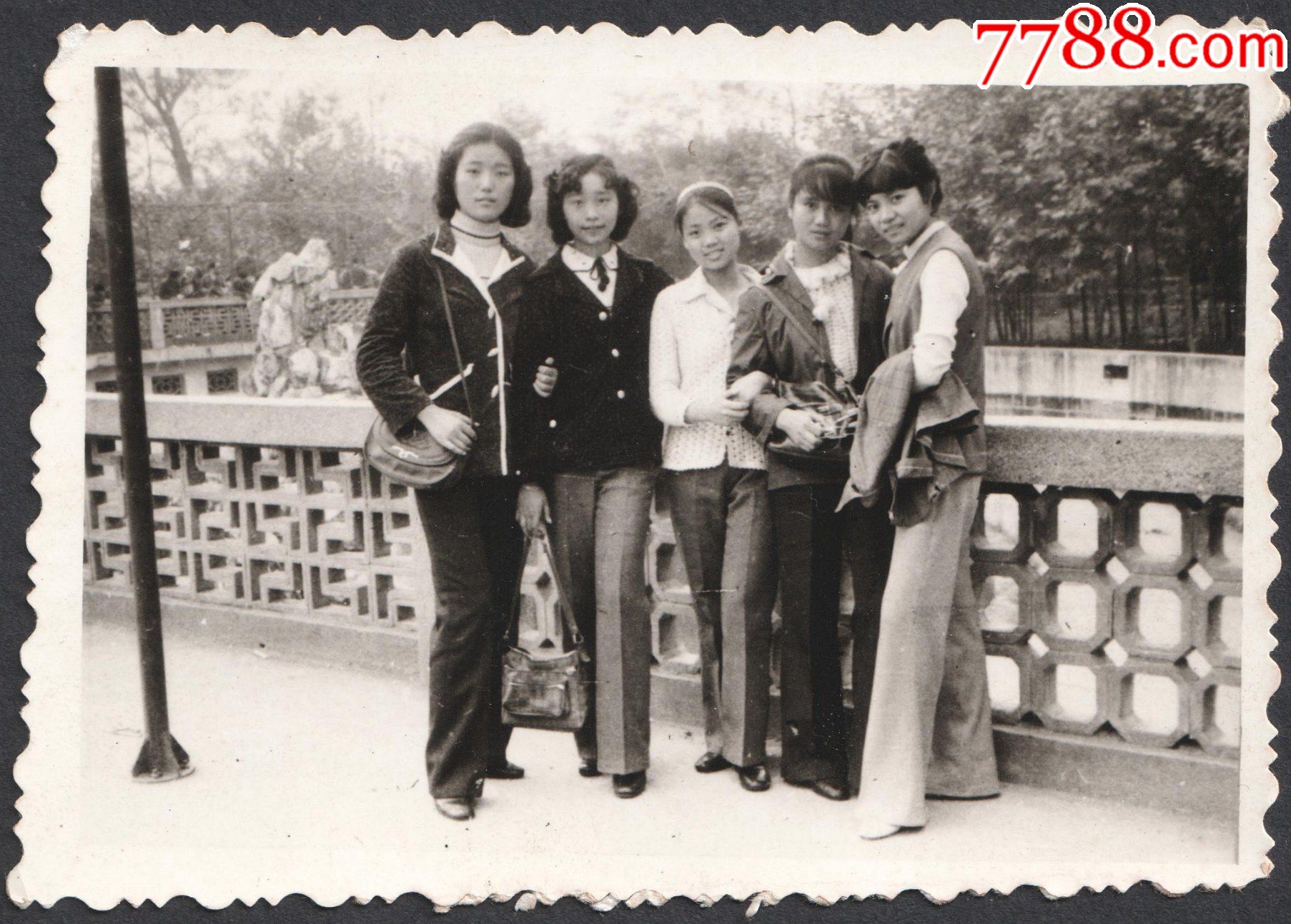八十年代初,一个弹吉他的四川姑娘老照片49张,游览都江堰青城山等地一