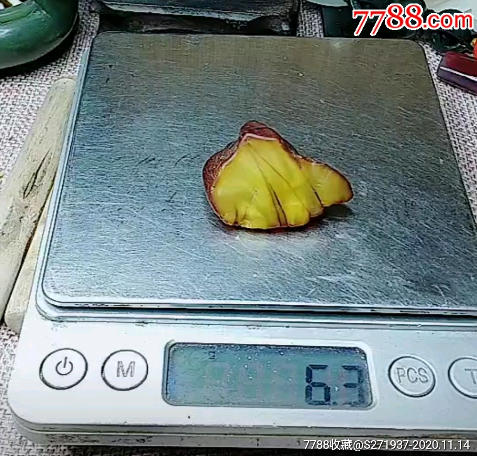 丹麦蜜蜡原矿随型红皮暴力鸡油黄吊坠63克