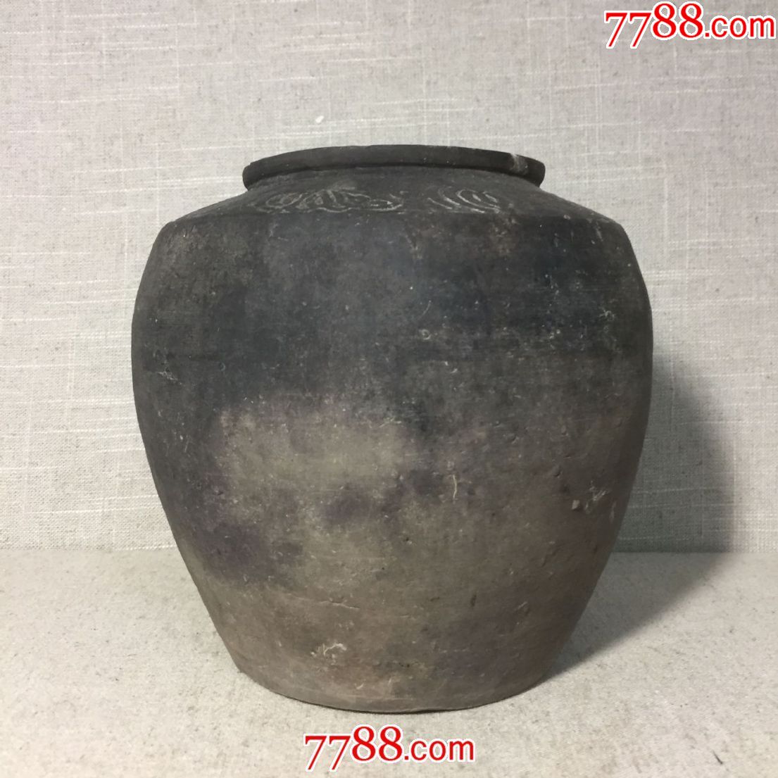 明清时期花卉纹黑陶罐