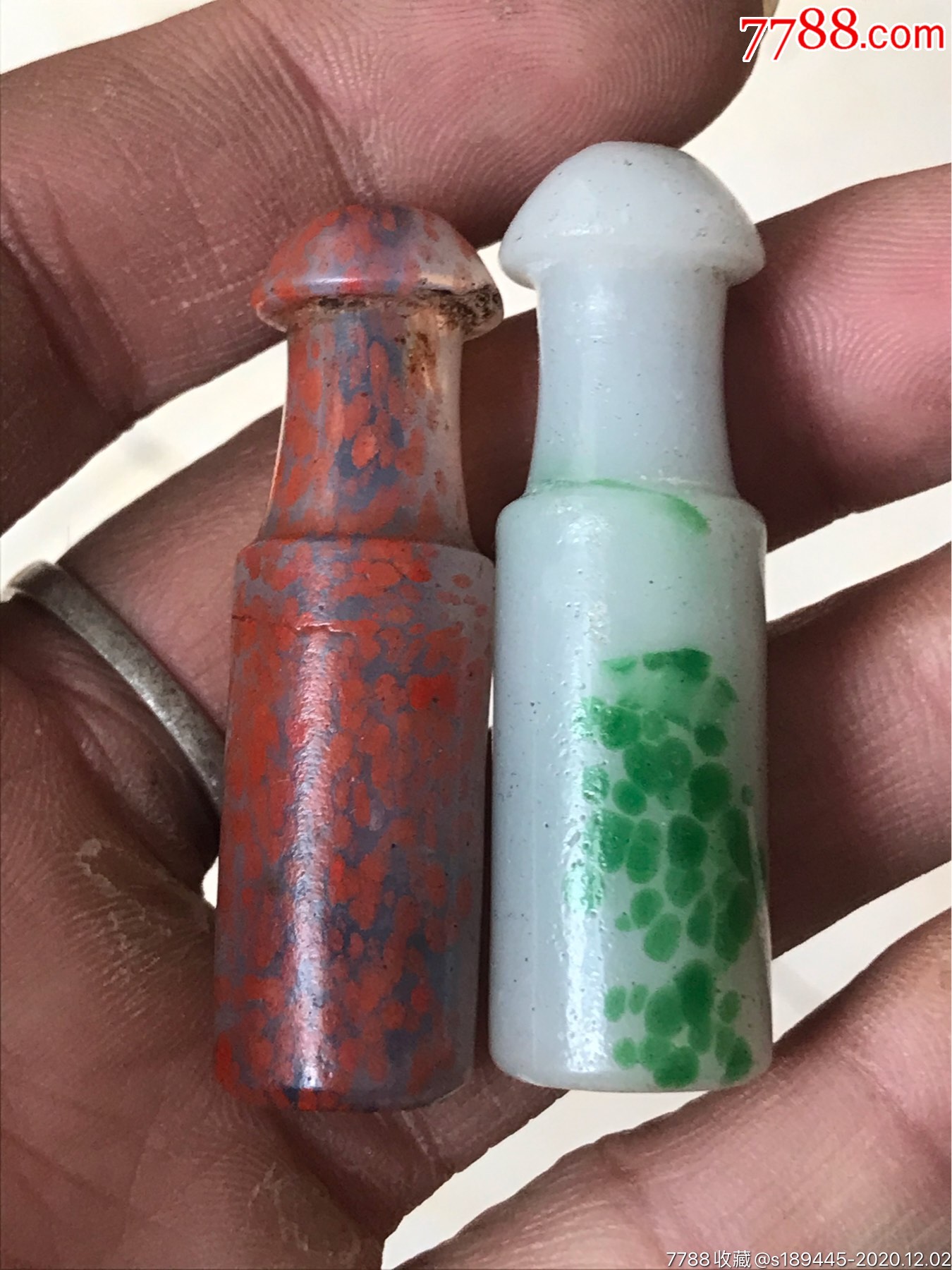 老琉璃烟嘴两个合售,绿的全品红的沿下有点老磕无裂!