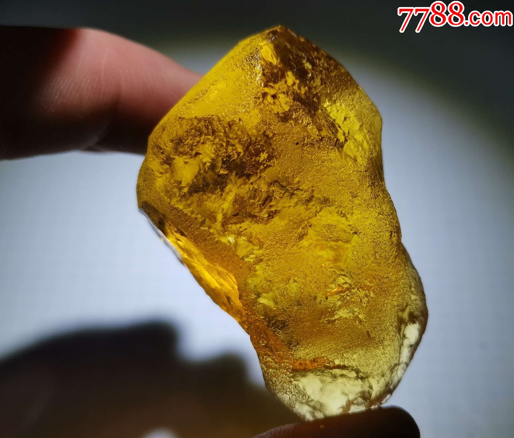 4424漂亮的金黄色新疆玻璃陨石72克