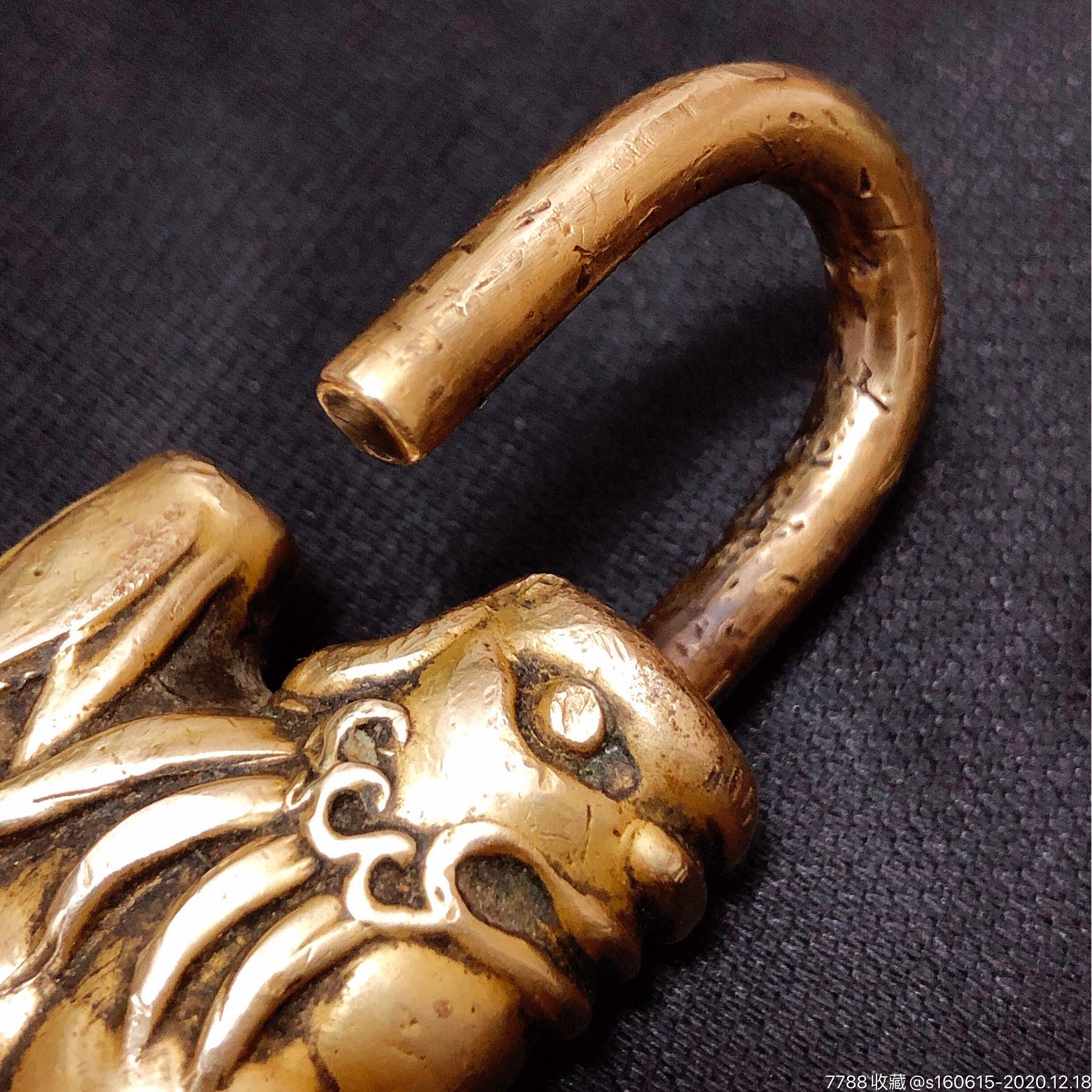 清代—黄金一样黄亮包浆的狮子动物老铜锁