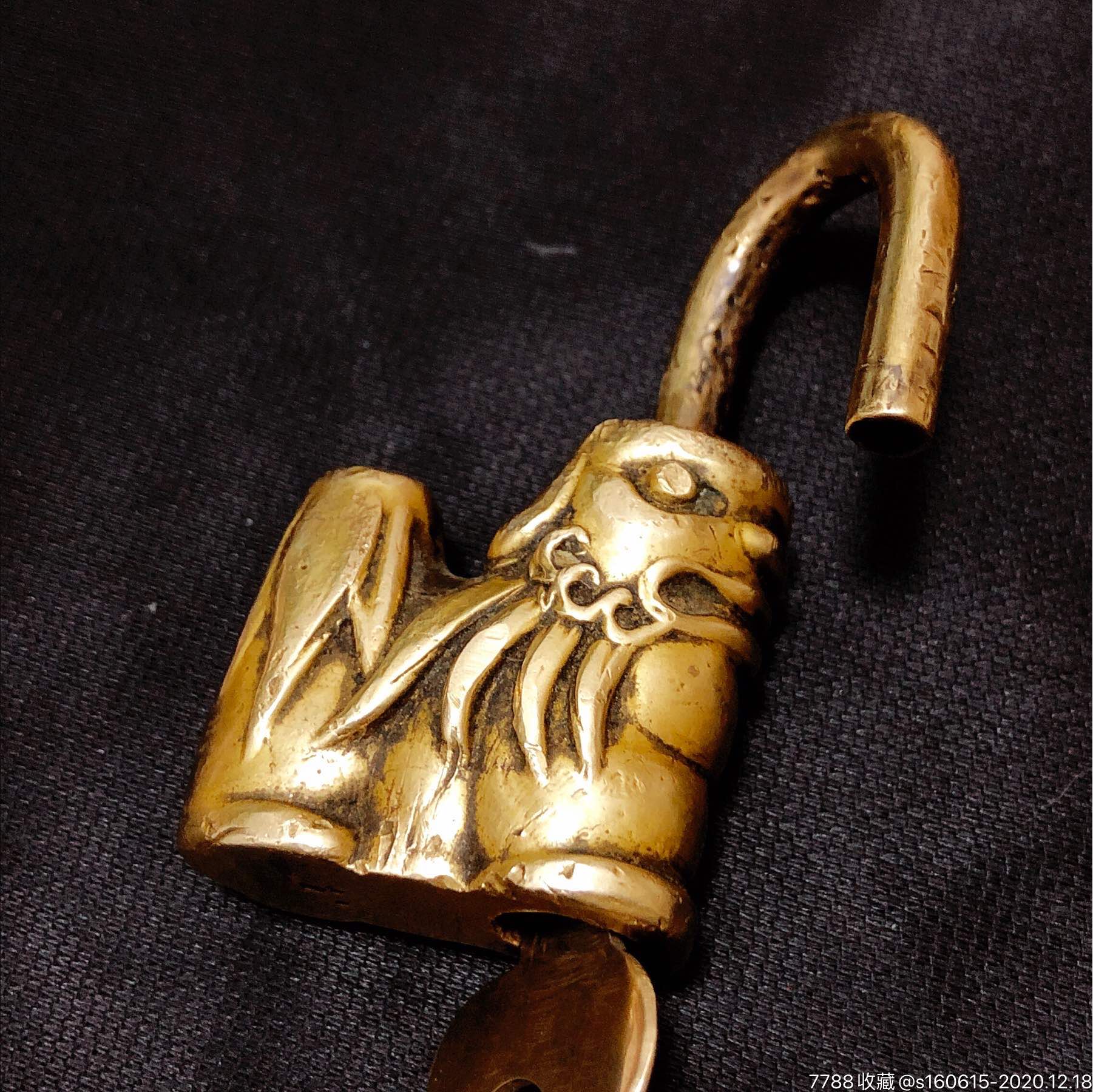 清代—黄金一样黄亮包浆的狮子动物老铜锁