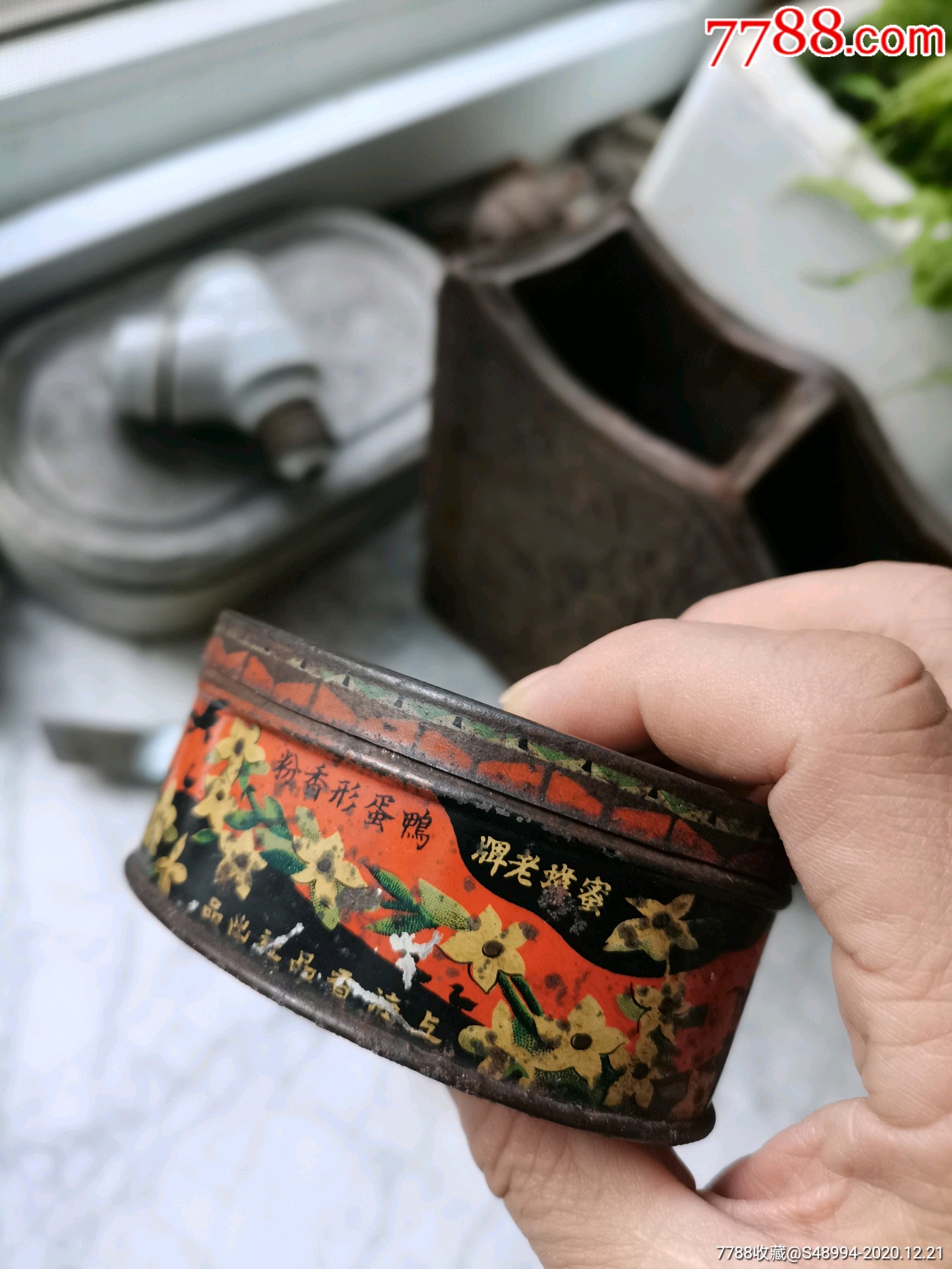上海香品社出品的香粉盒"民国政府注册商标,蜜蜂老牌(盖内,盒底带款