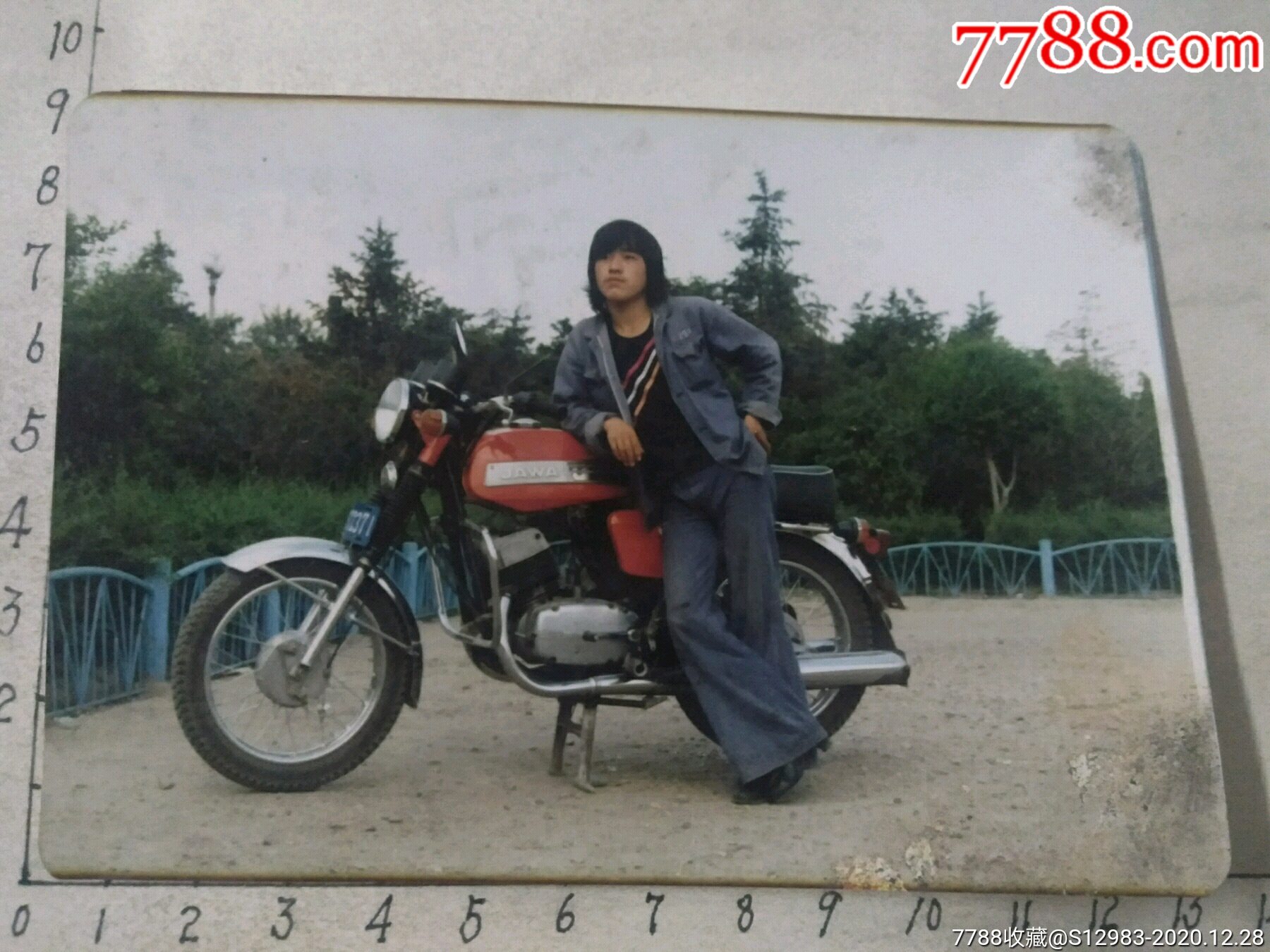 男子在摩托车前_老照片_苹果园【7788收藏__收藏热线】