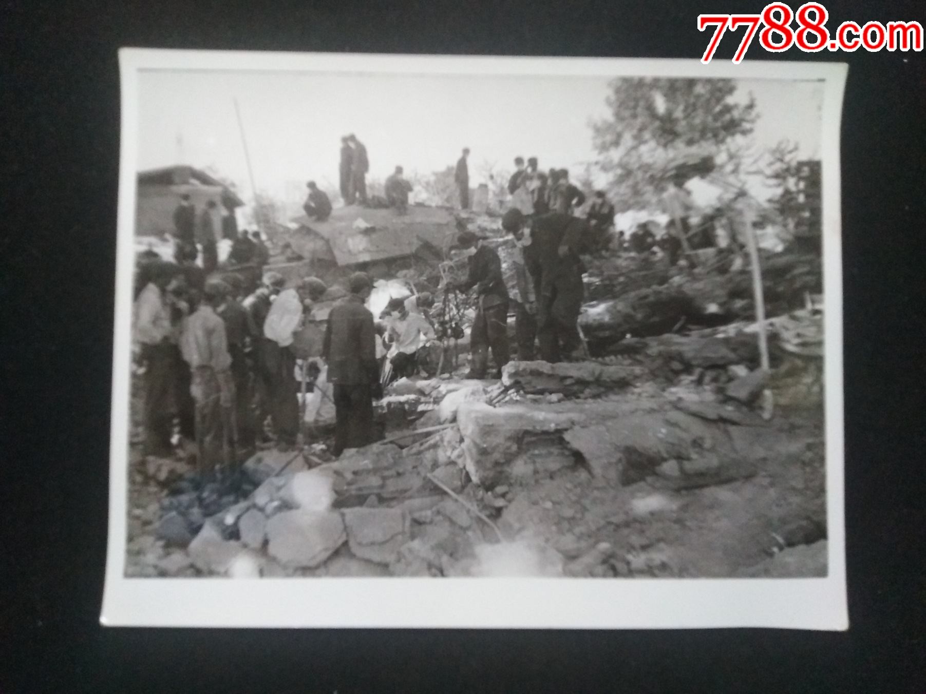 唐山地震丰南一带受灾现场及救援照片,1976年7月,13.