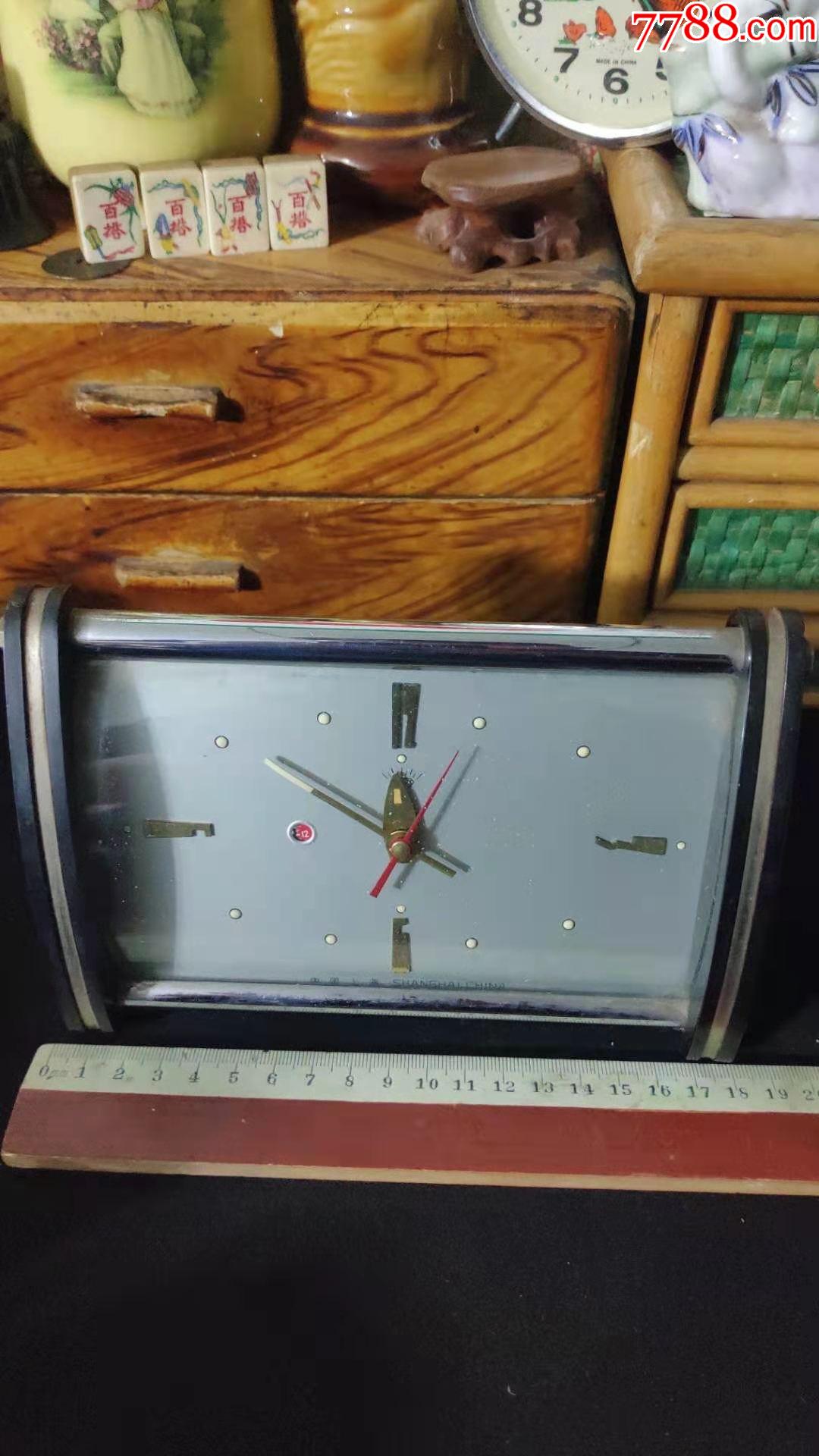 上世纪70-80年代上海钟表厂钻石牌老式台式闹钟时走时