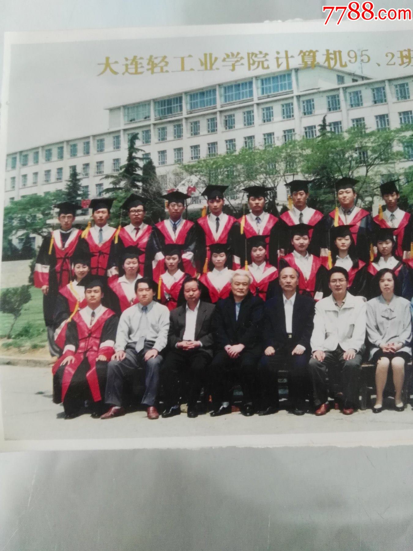 98年大连轻工业学院计算机95.2班毕业合影留念_老照片_第2张_7788瓷器